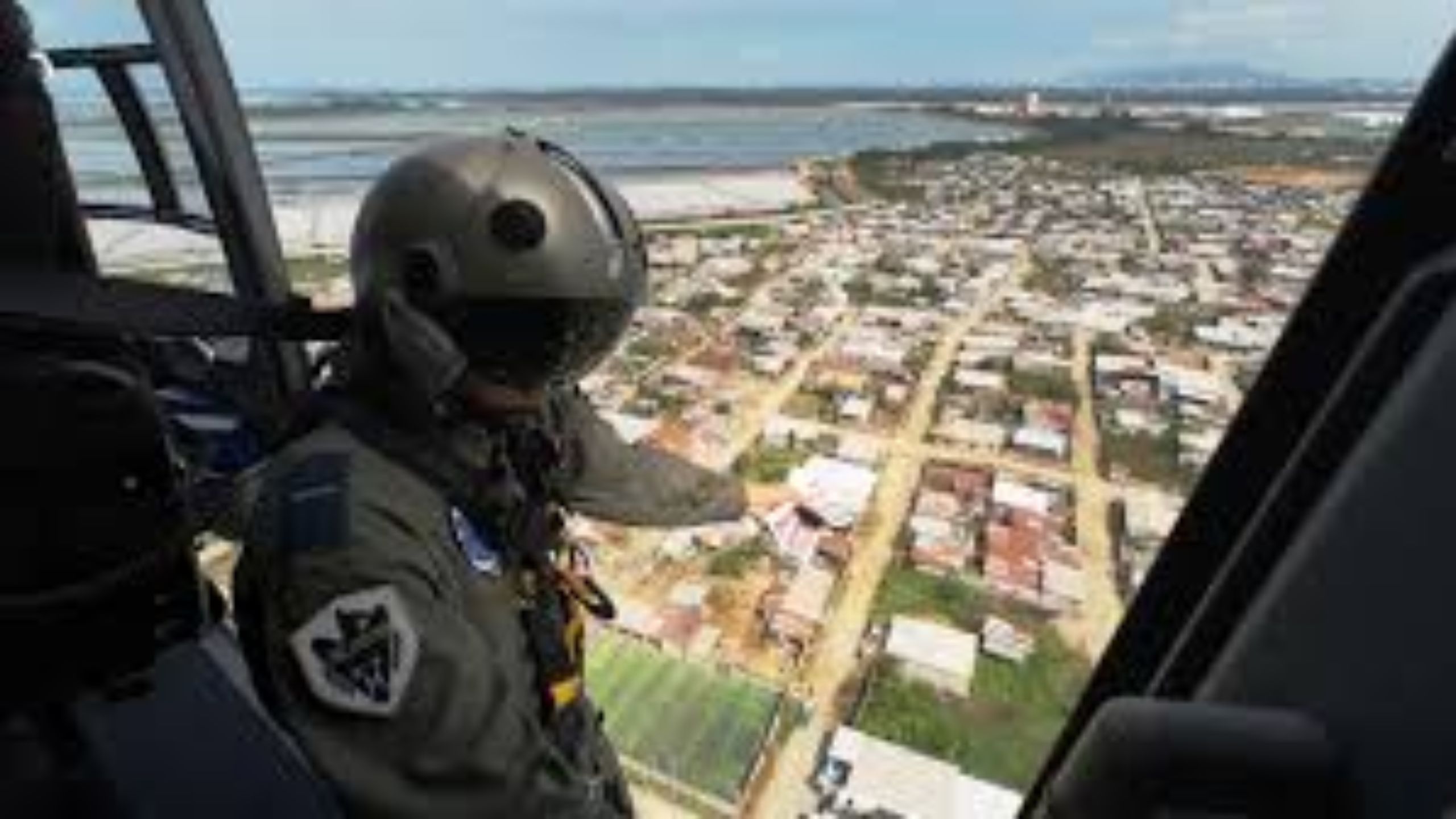 En Durán, Ecuador, helicópteros militares arrojaron billetes