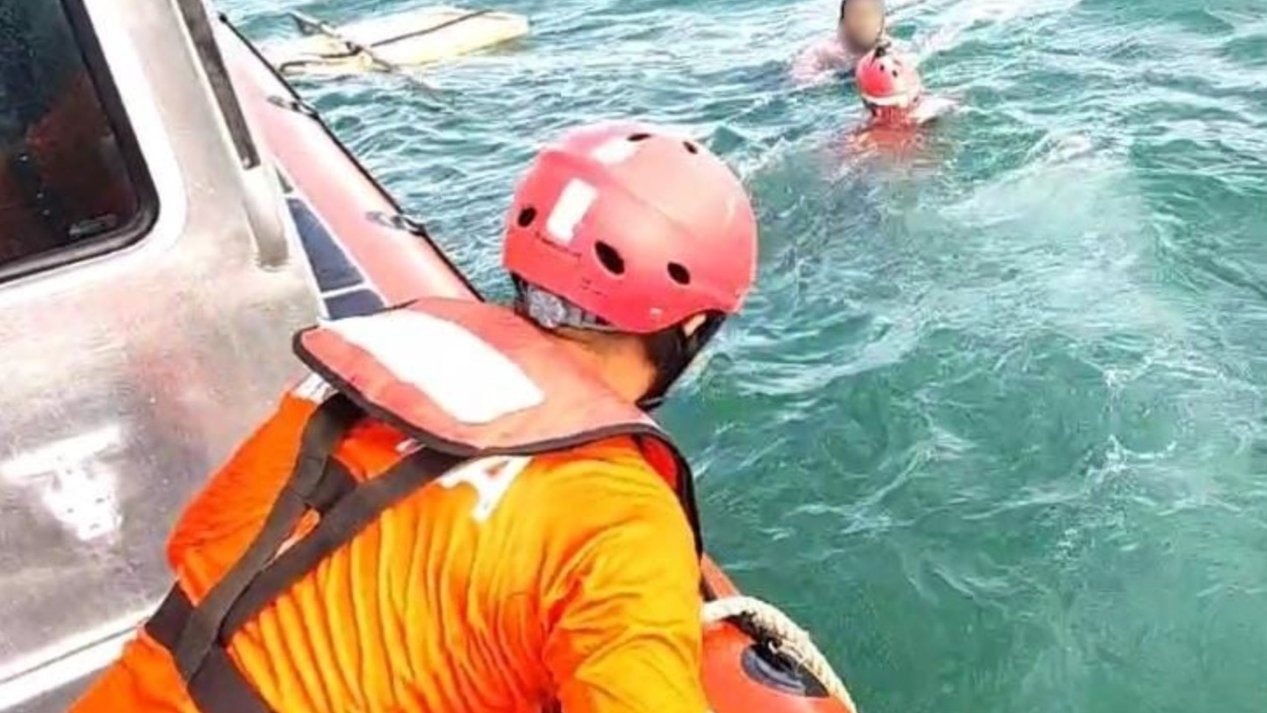 Armada de México salva a siete pescadores