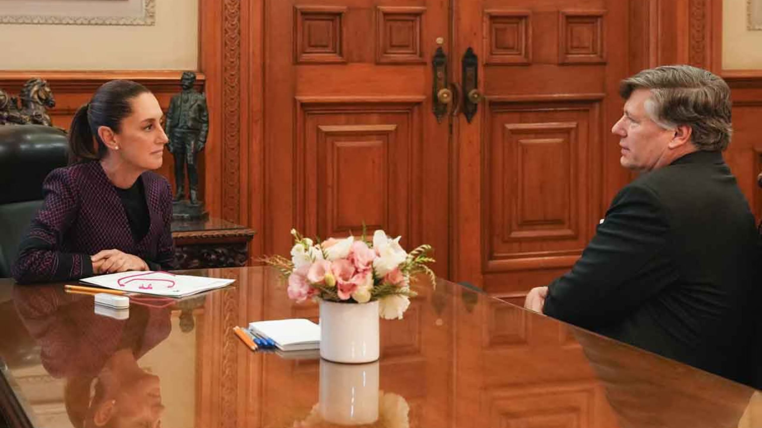 Sheinbaum recibe a Christopher Landau en Palacio