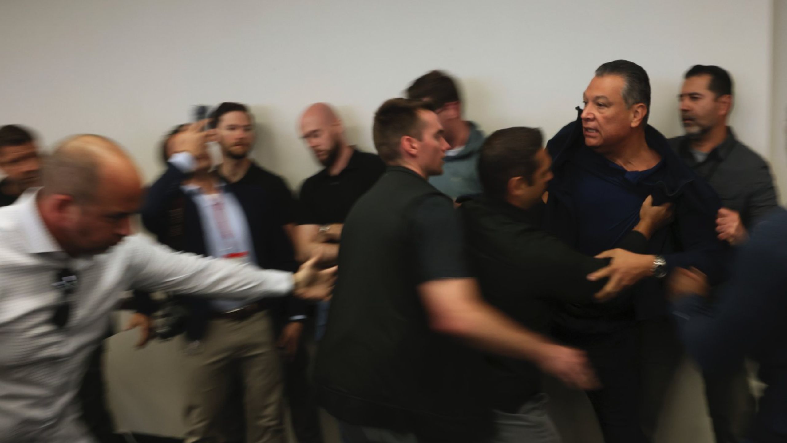 Esposan al senador Alex Padilla por exigir respuestas sobre redadas migratorias