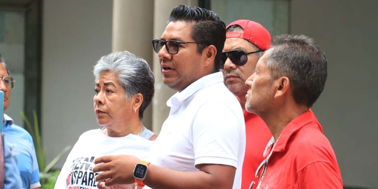 El periodista Álvaro Cuitláhuac denunció una violenta irrupción en su domicilio por parte de agentes de la AEI en Oaxaca. La DDHPO confirmó que hubo violaciones graves a derechos humanos. La Fiscalía aún no responde ni ha sancionado a los responsables.
