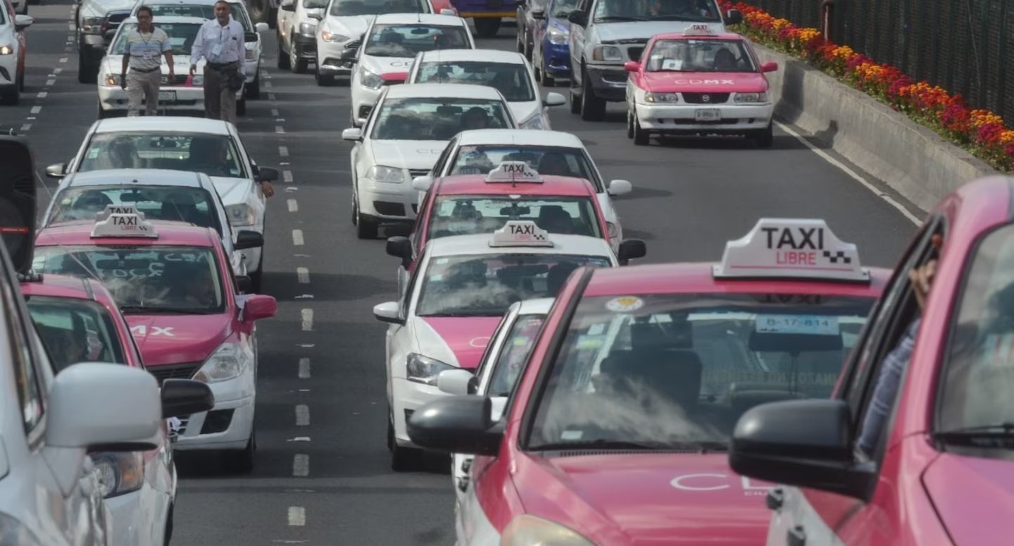 Decenas de taxistas protestaron en CDMX contra el programa de fotomultas