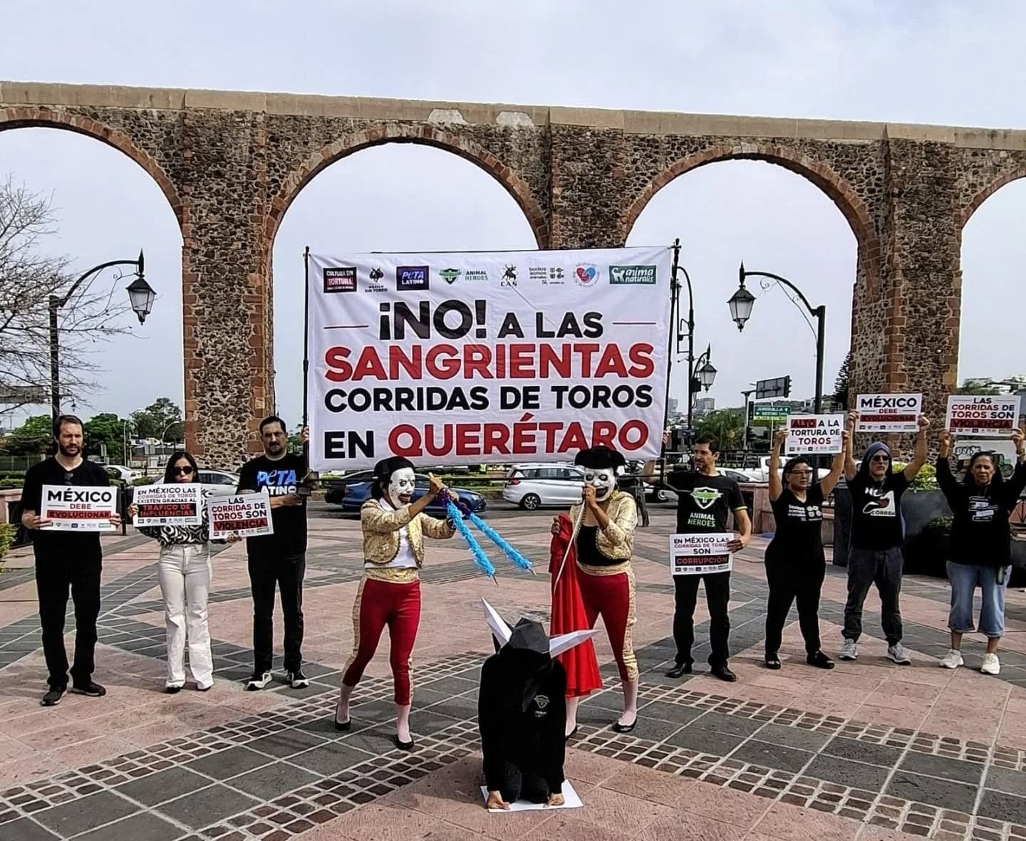 Organizaciones como ANIMAL HEROES y PETA Latino protestaron en Querétaro